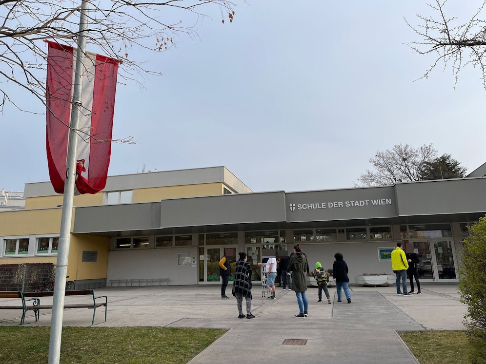 Vor der Schule war die Betroffenheit auch einen Tag nach der Bluttat zu spüren. 