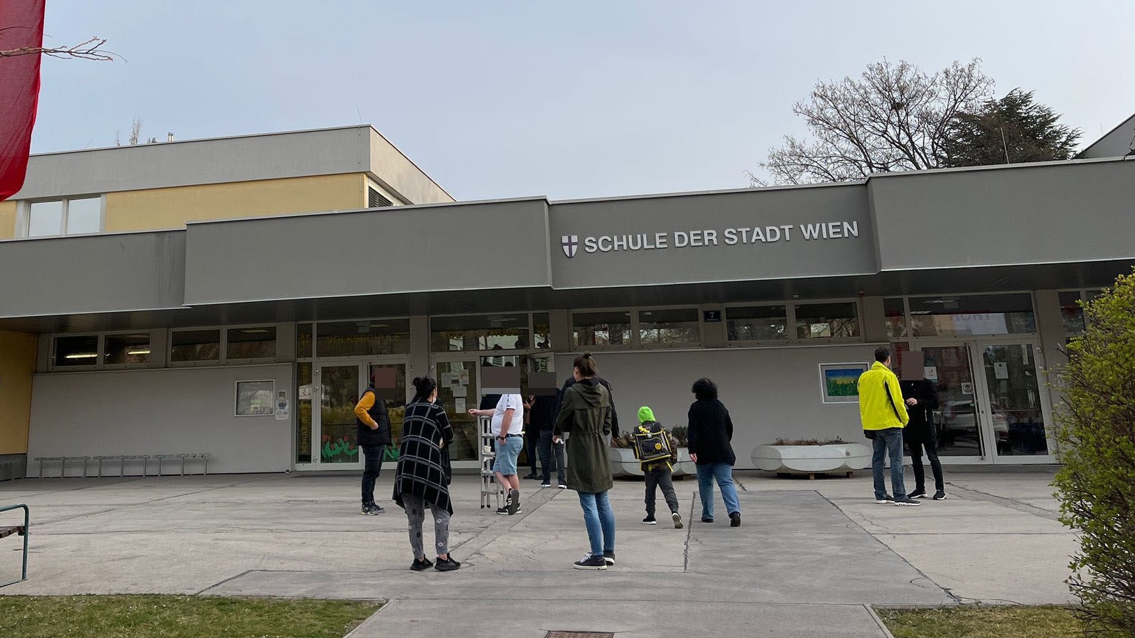 Vor der Schule war die Betroffenheit auch einen Tag nach der Bluttat zu spüren. 