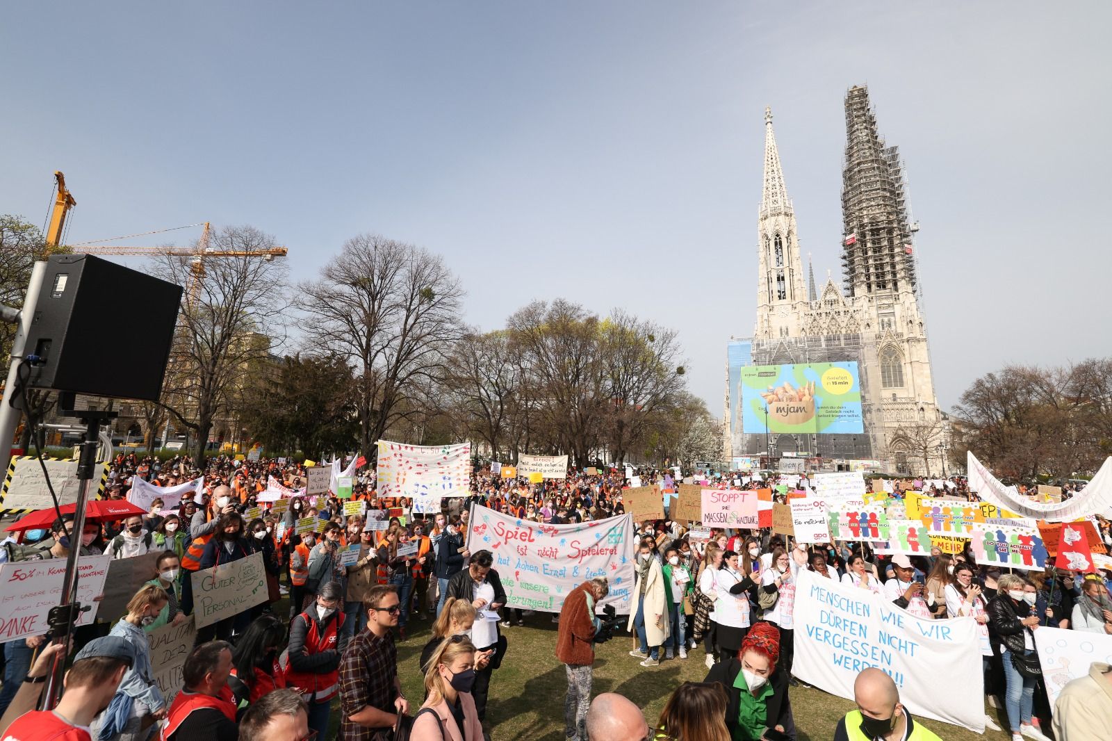 Nach der Demonstration der Kindergärtnerinnen und Kindergärtner wollen die Pädagogen der Erwachsenenbildung auf die Straße gehen.