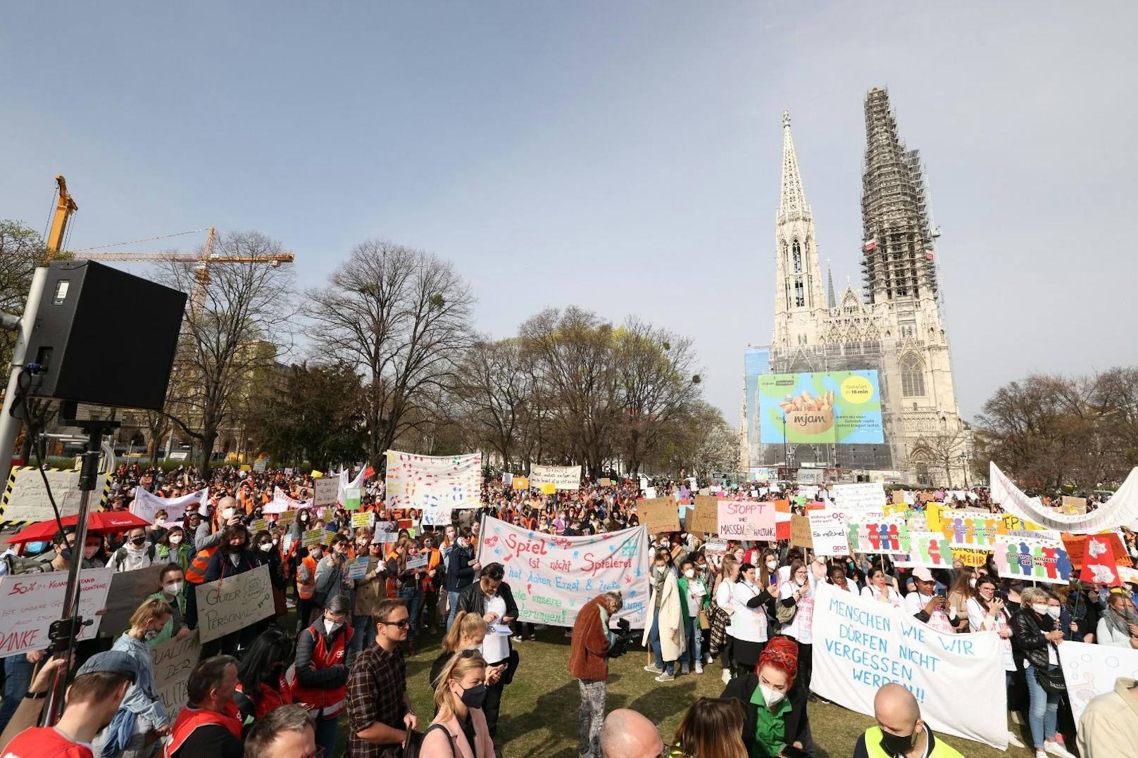 Die Teilnehmer demonstrierten für mehr Gehalt und kleinere Gruppen.