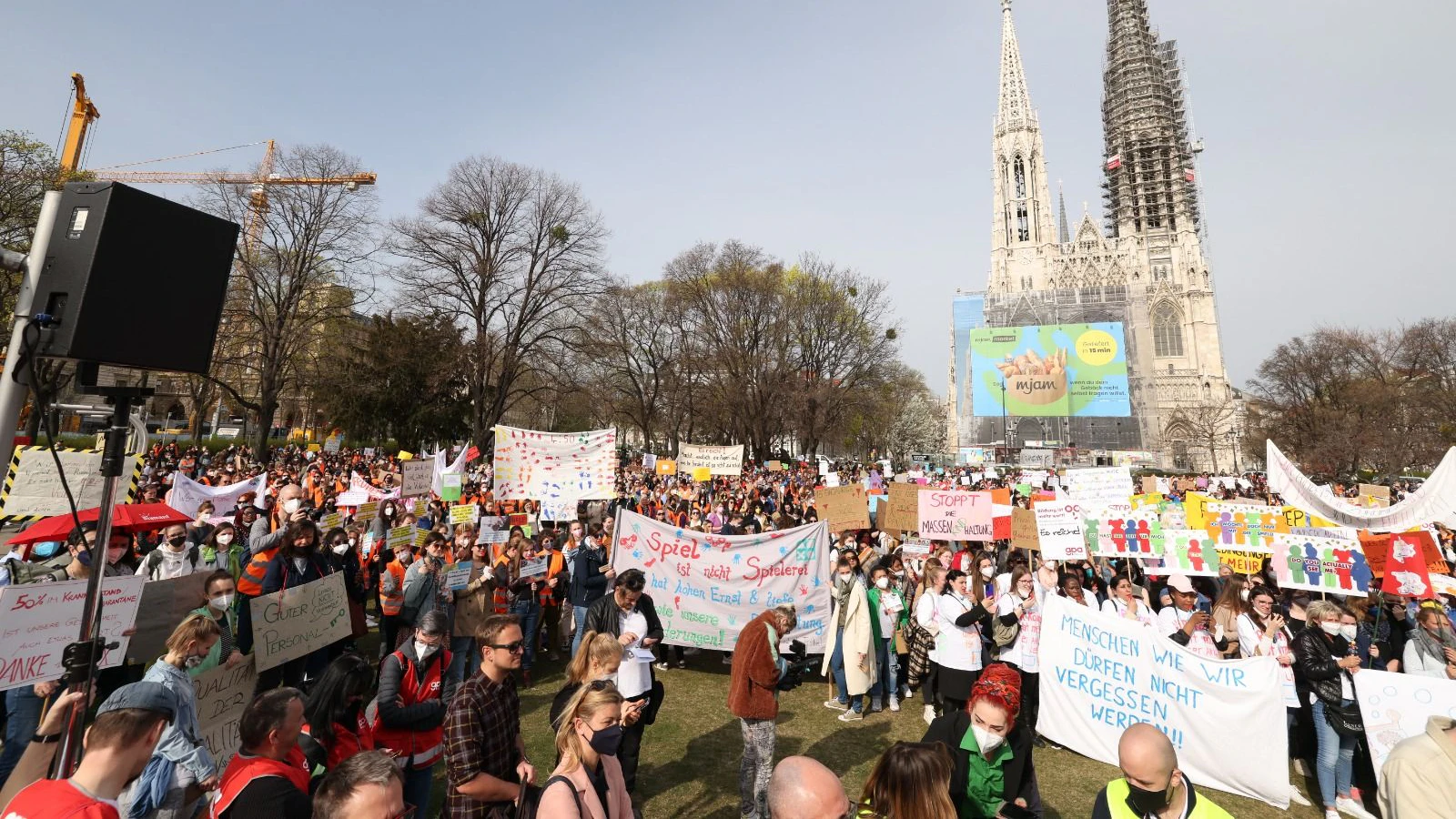 Die Teilnehmer demonstrierten für mehr Gehalt und kleinere Gruppen.