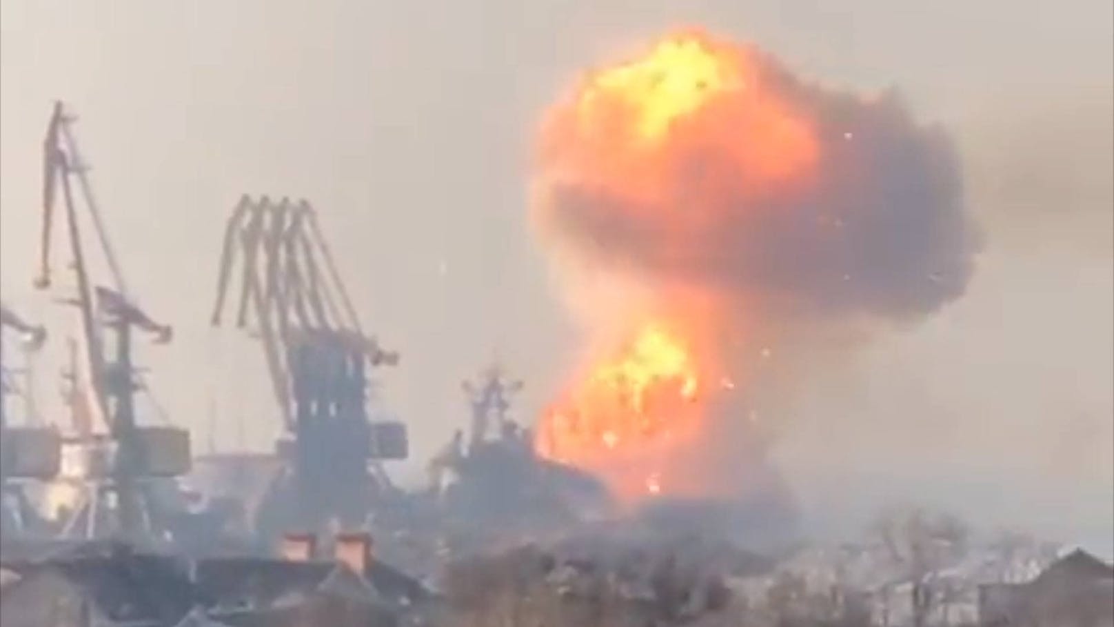 Riesige Explosion des Landungsschiffs Orsk der Alligator-Klasse der Schwarzmeerflotte der russischen Marine im Hafen Berdjansk.