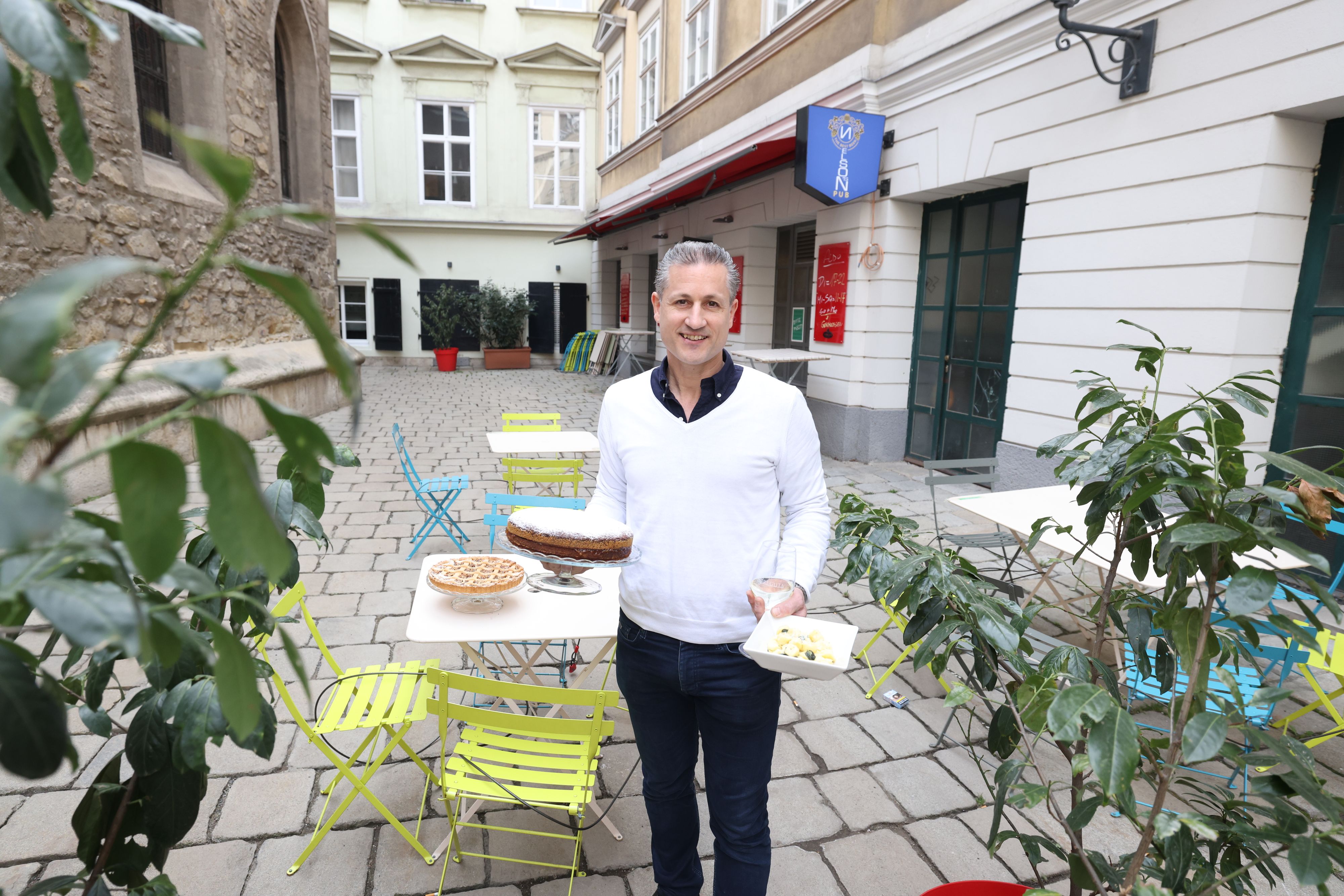 Italiener Aldo Gardi (46) schupft untertags im Nelsons's Pub in der Wiener Innenstadt seine handgemachten Gnocchi.