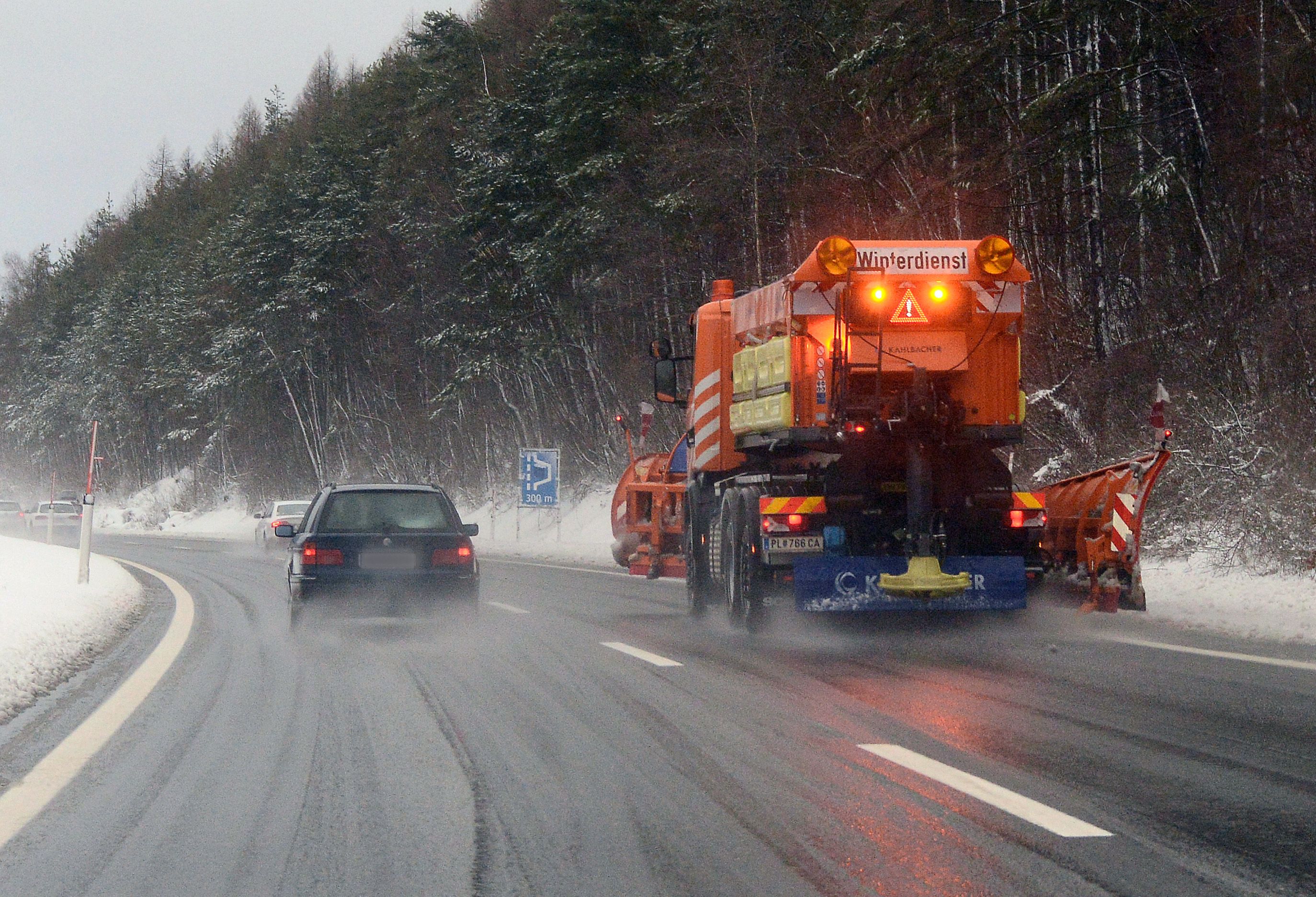 Schneeräumfahrzeug auf der A21 im Bereich Altlengbach. (Archivbild)