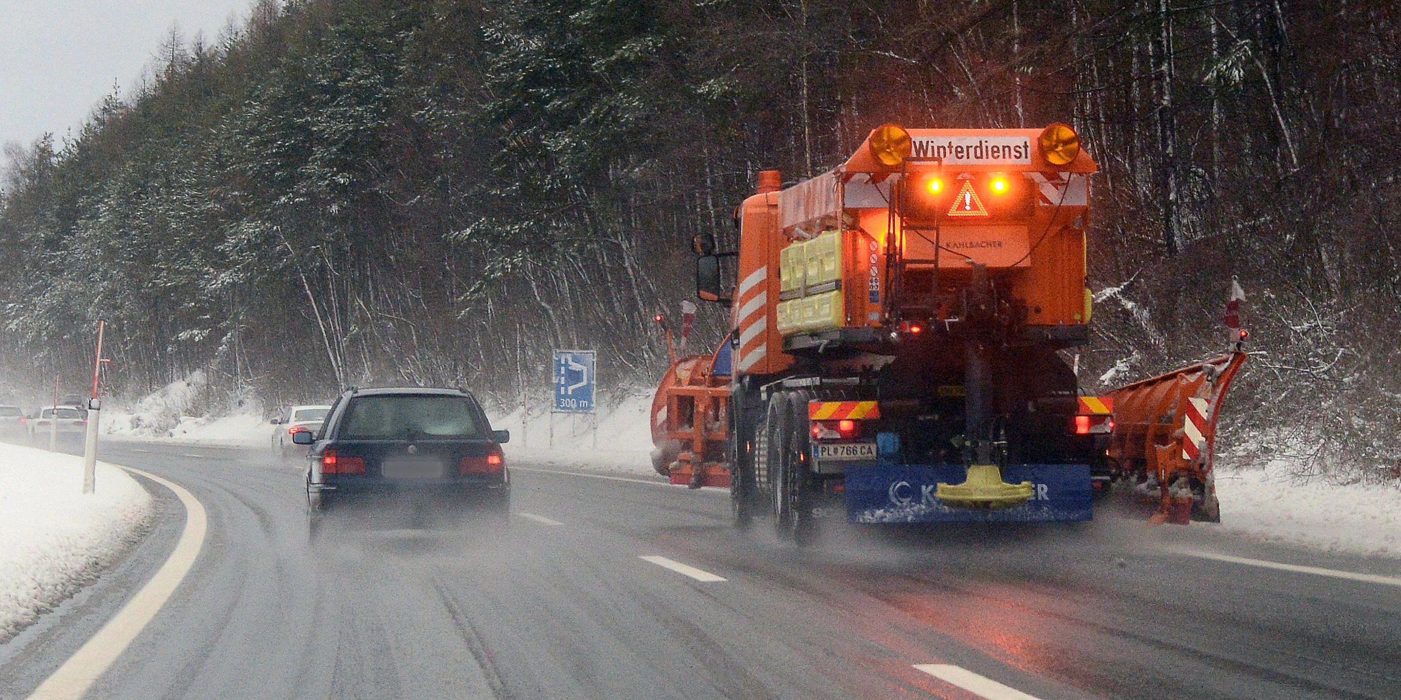 Schneeräumfahrzeug auf der A1 im Bereich Altlengbach. Archivbild.