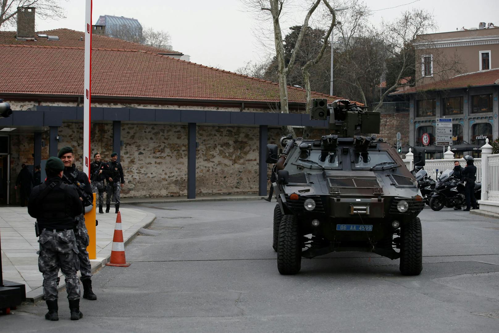 Selbst gepanzerte Fahrzeuge sind vor Ort.