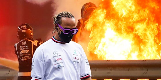 Im Hintergrund Romain Grosjean, der 2020 aus dem Feuer stieg. Vorne: Mercedes-Star Lewis Hamilton.