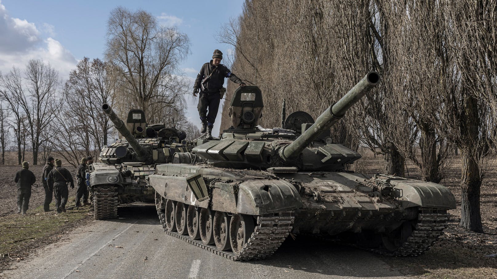 Soldaten sollen ukrainische Waisenkinder nach Russland entführen und nennen es "Adaption".