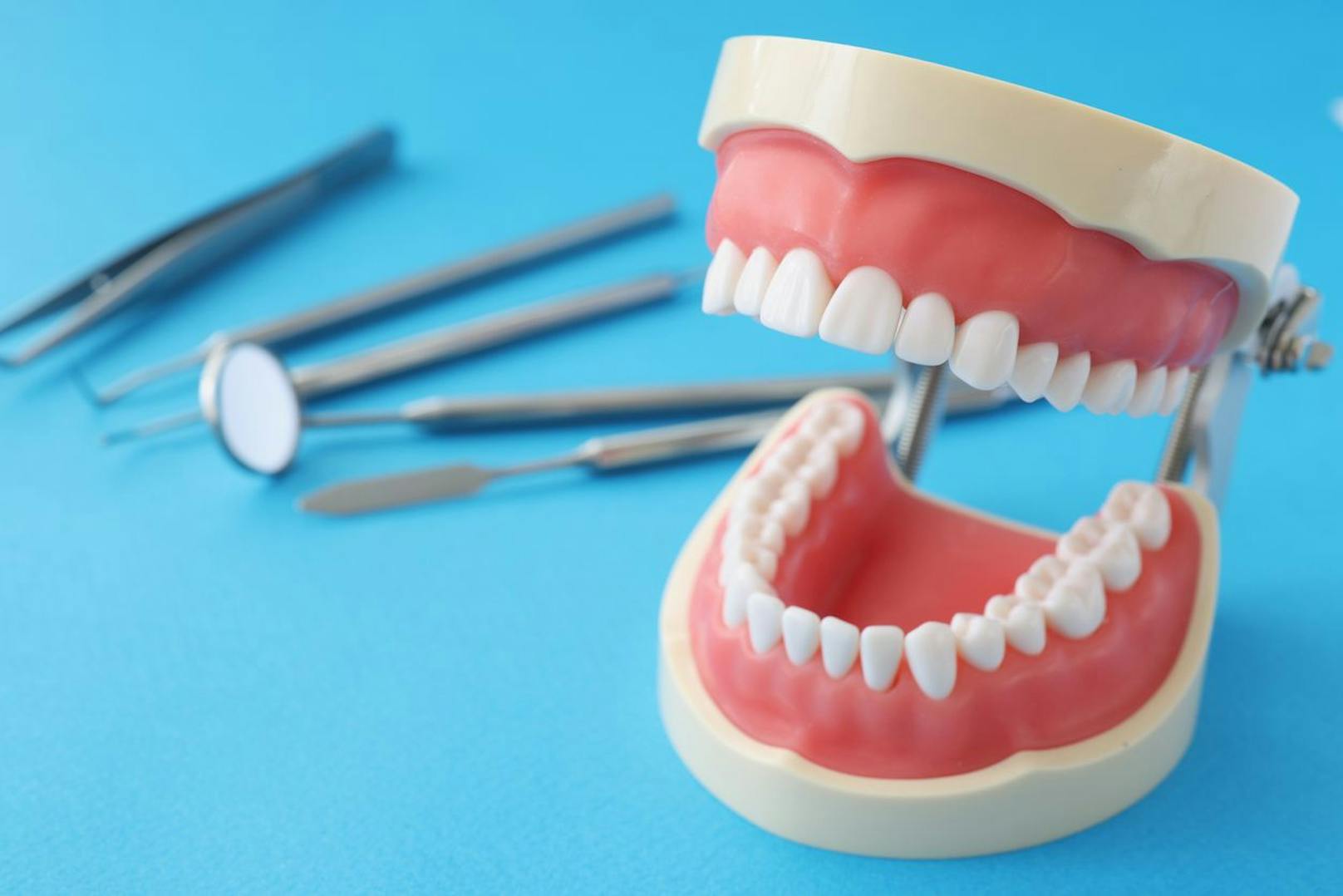 Ein weiterer Trick, der helfen kann wäre das Zusammenbeißen deiner Zähne. Diese Methode spannt deine Kiefer an und bewahrt dich davor tief Luft zu holen. 