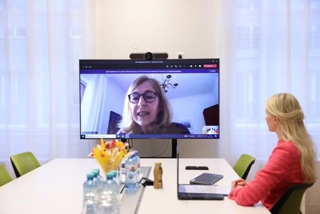 Dr. Renate Christ im Gespräch mit Heute For Future-Award-Projektleiterin Laura Rabensteiner