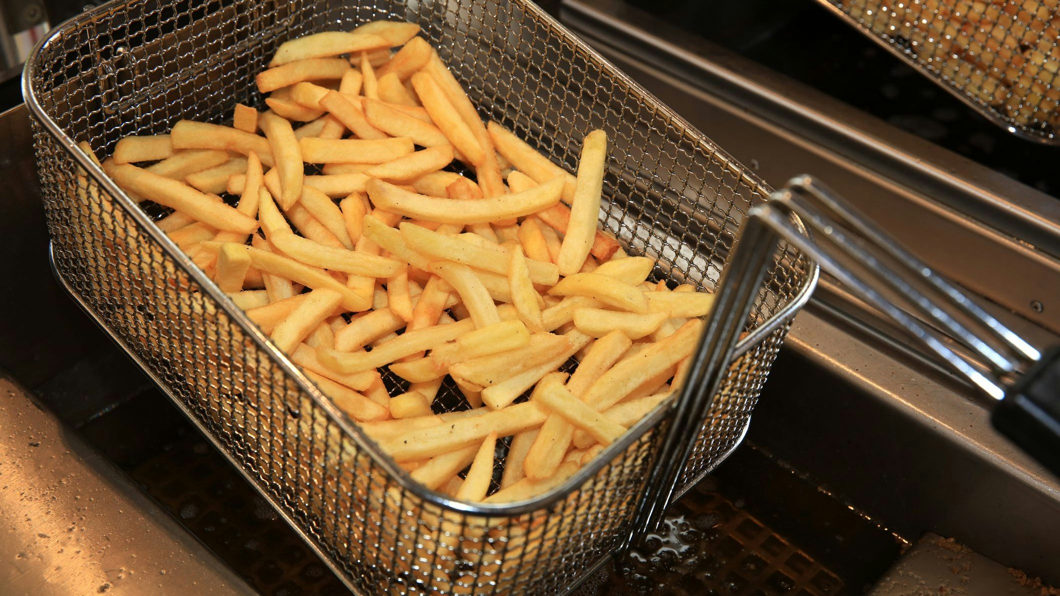 Jetzt heißt's stark sein: Den ersten Restaurants geht das Öl für die Pommes aus.