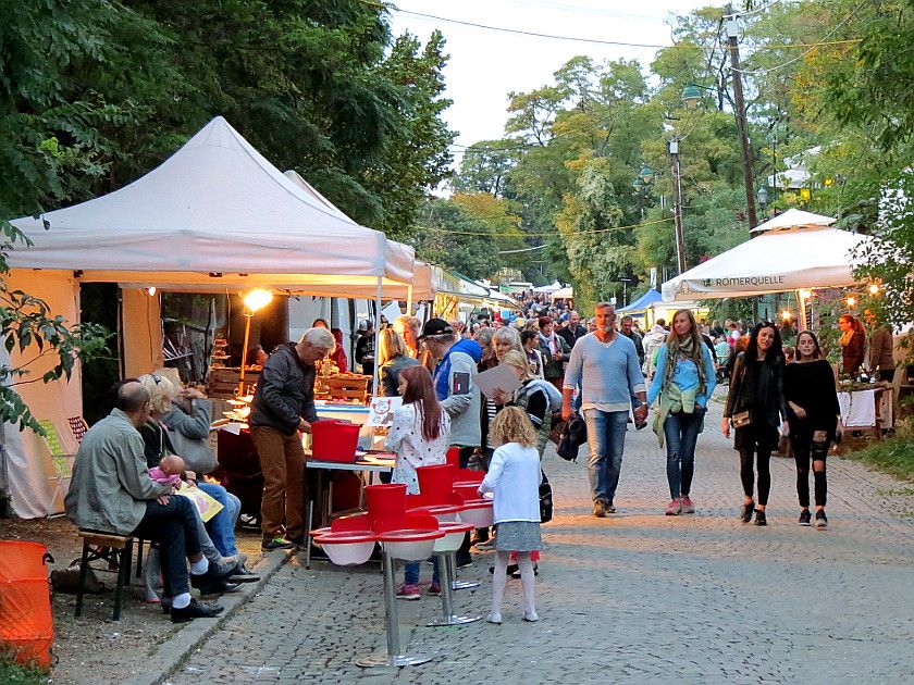 Die "Heurigen-Meile" in der Stammersdorfer Kellergasse in Wien-Floridsdorf.