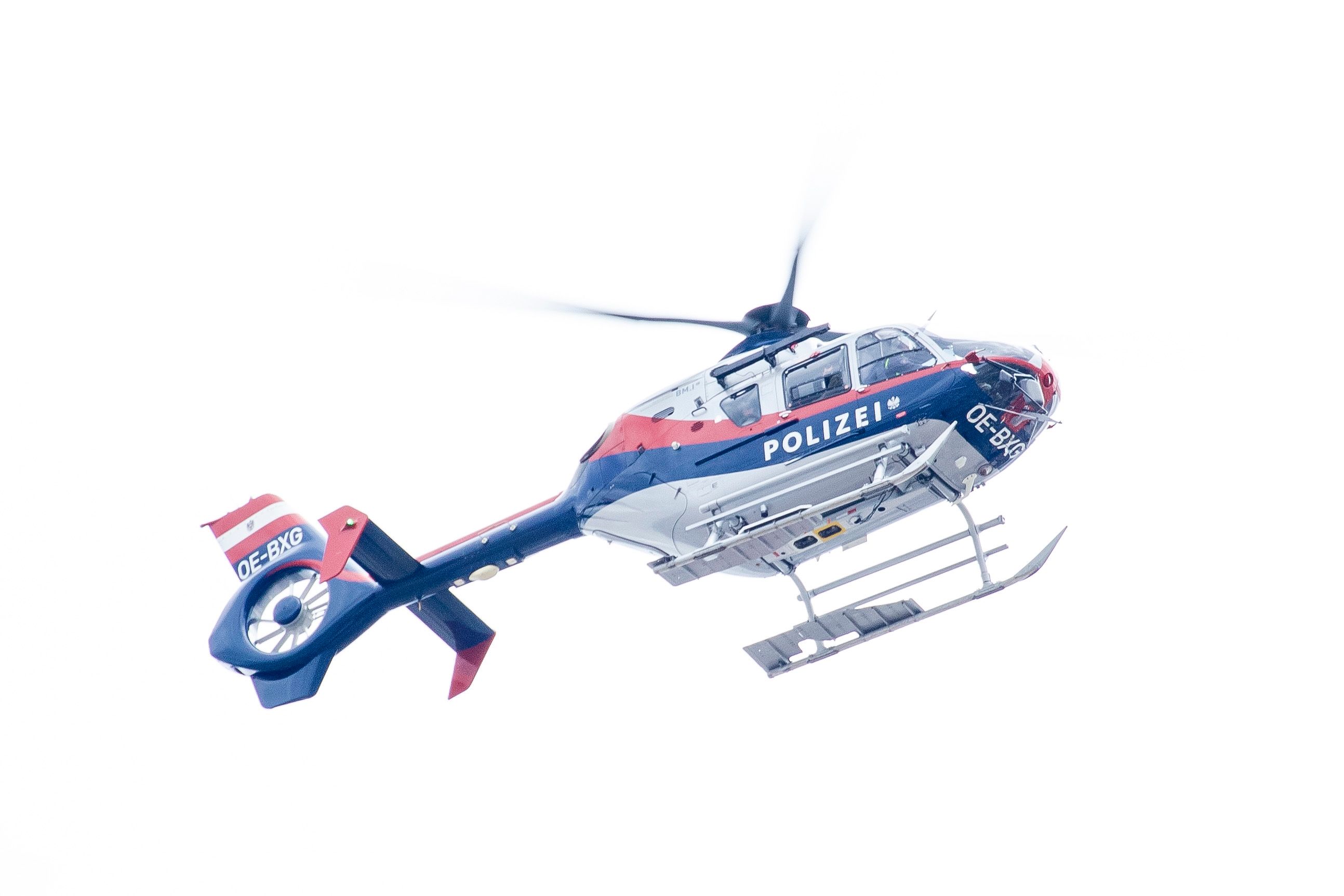 An der Fahndung waren Polizisten des Stadtpolizeikommandos Meidling, der WEGA, der Polizeidiensthundeeinheit und ein Polizeihubschrauber beteiligt.