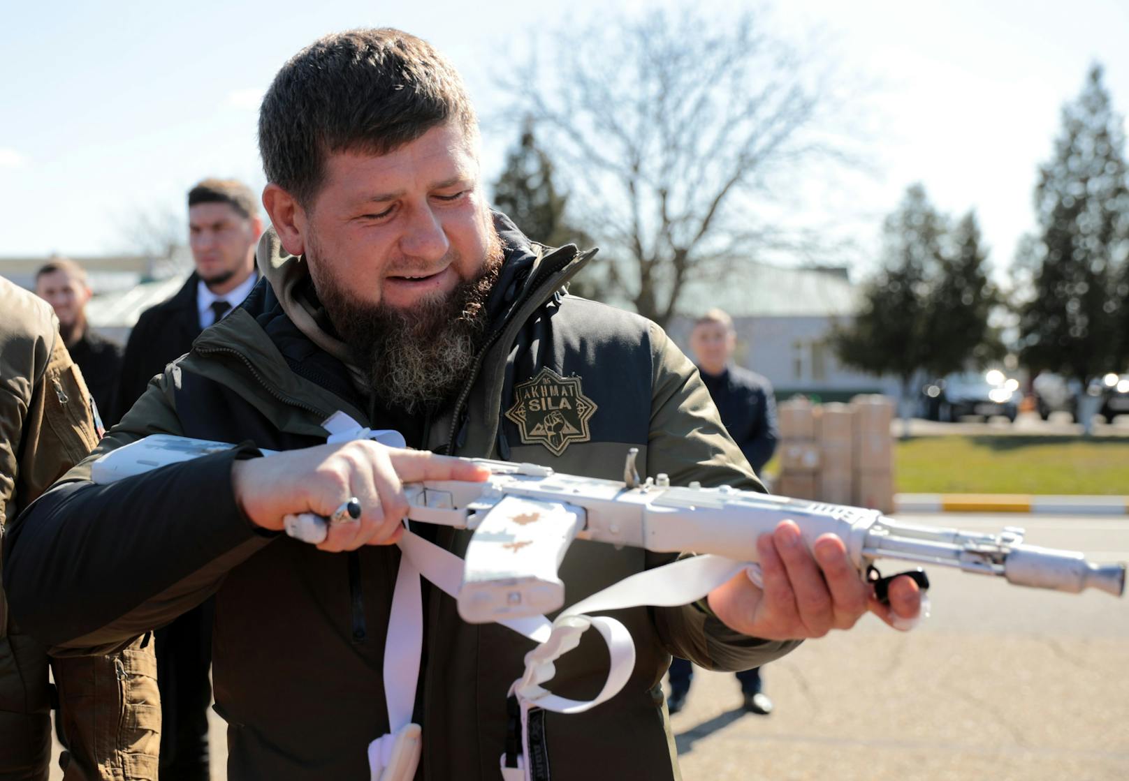 Kadyrow bei einer Ausstellung von Equipment für tschetschenische Spezialkräfte.&nbsp;
