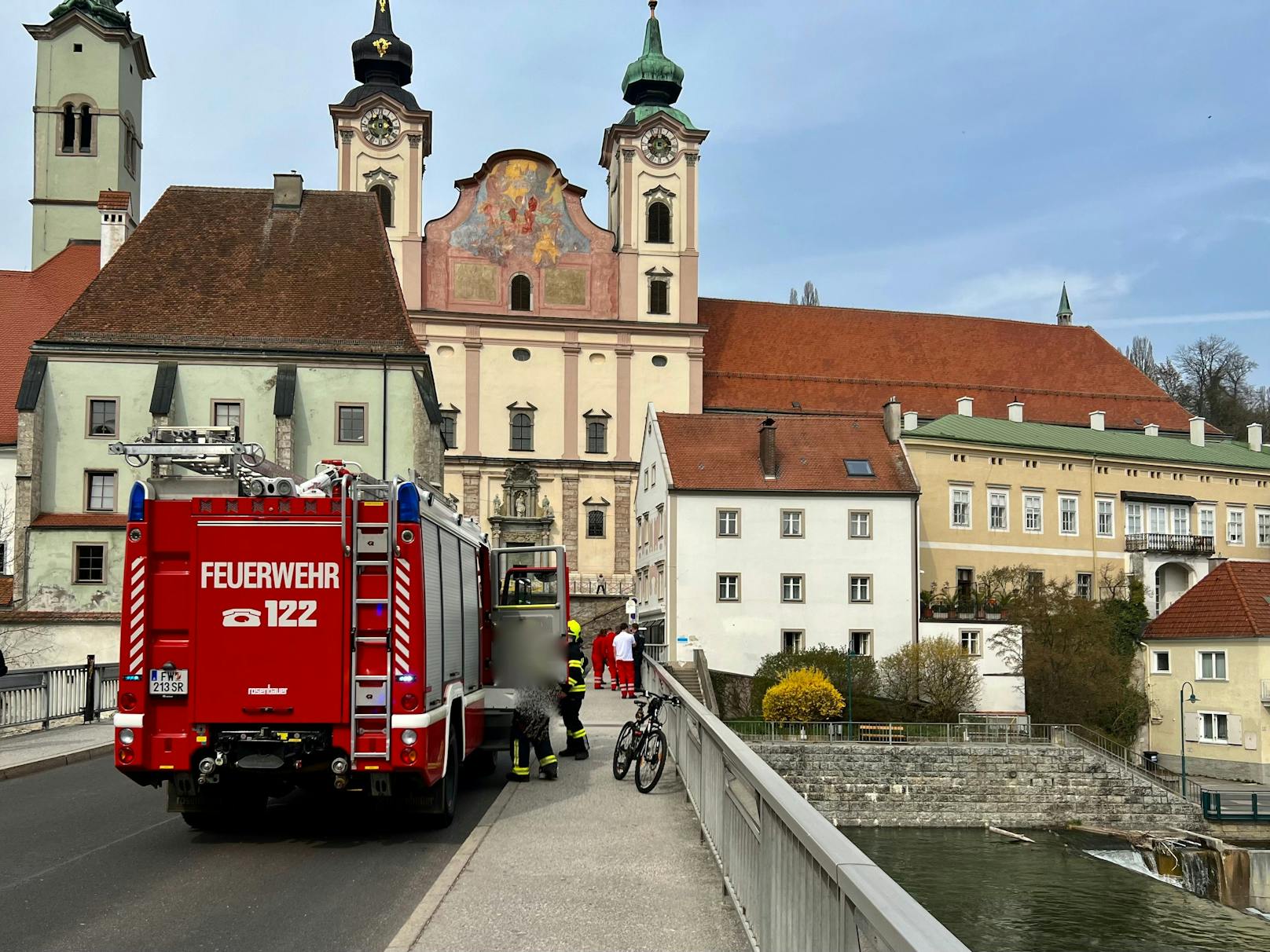 Ilia faszinierte das Wasser so sehr, dass er den Kopf zwischen das Brückengelände steckte. Die Feuerwehr musste ausrücken.