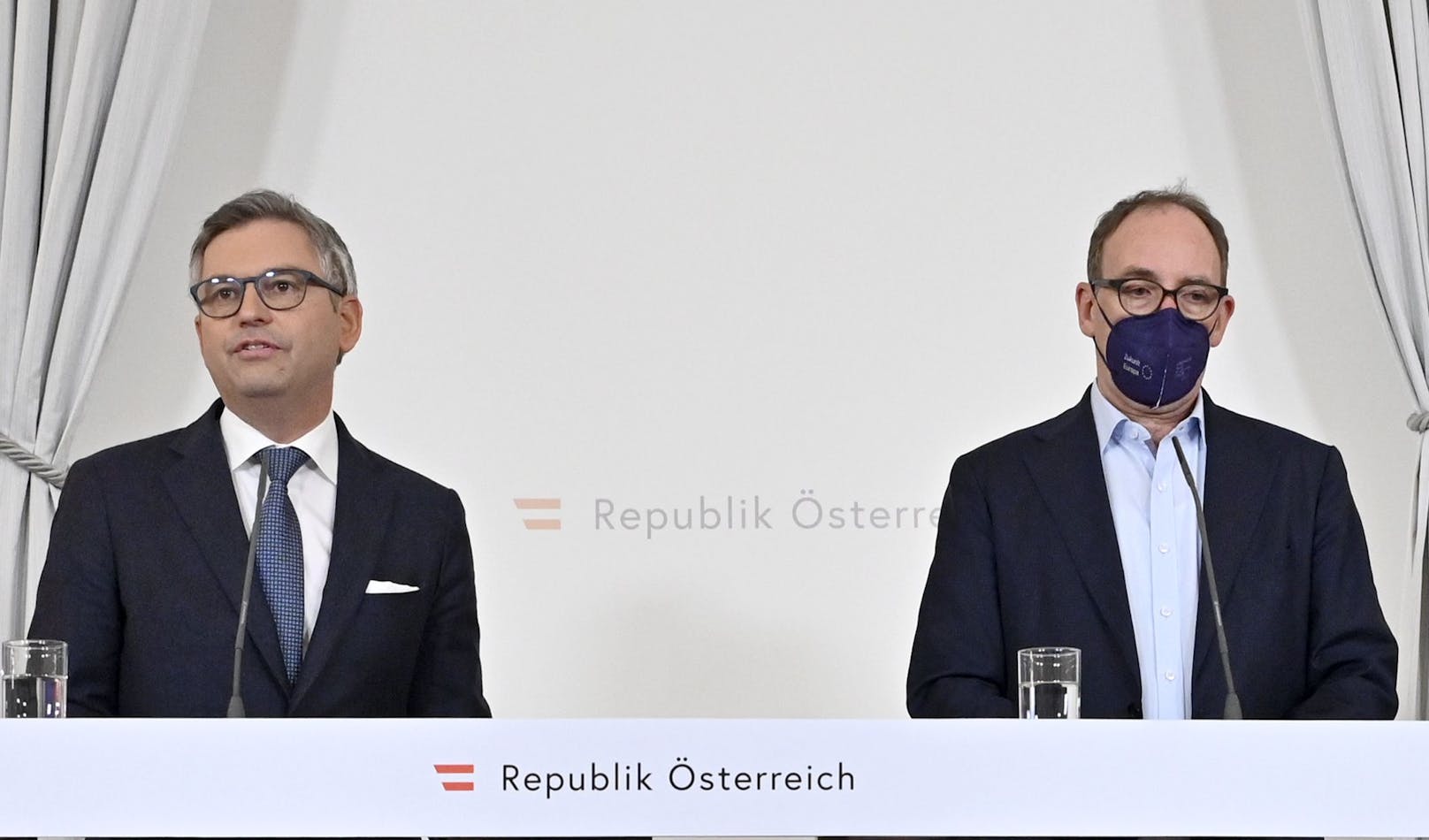 Finanzminister Magnus Brunner (ÖVP), Sozialminister Johannes Rauch (Grüne) beim Pressefoyer nach einem Ministerrat im Bundeskanzleramt am 30. März 2022.