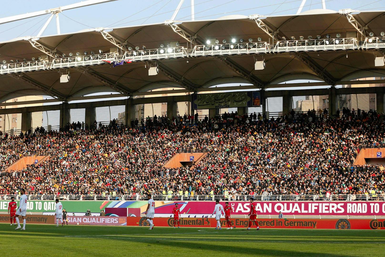 Fans auf den Tribünen im Stadion von Maschhad, Frauen durften aber nicht hinein. 