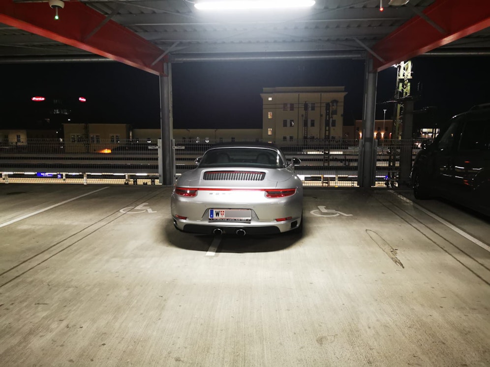 Dass die Parkplätze für Autos mit Behindertenausweis reserviert sind, scheint den Porsche-Fahrer nicht zu interessieren.