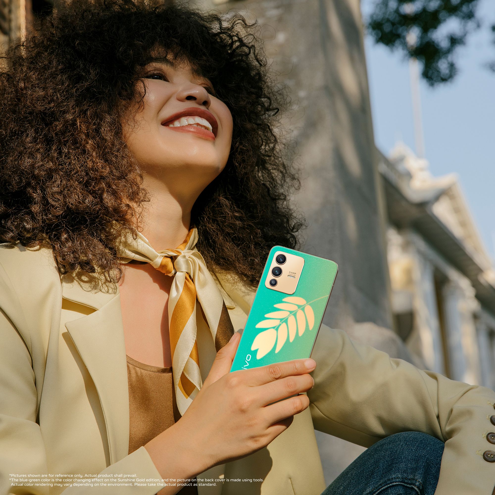 Das Farbwechselglas auf der Rückseite des V23 5G in Sunshine Gold reagiert auf UV-Licht und sorgt für einzigartige Farbverläufe.  