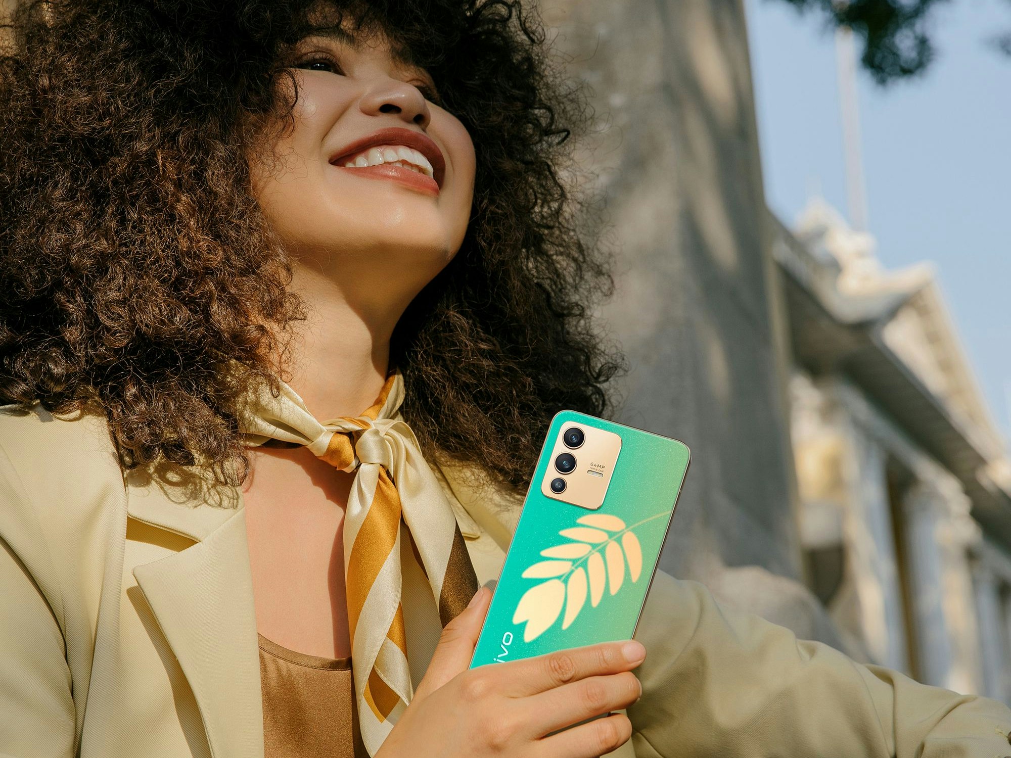 Das Farbwechselglas auf der Rückseite des V23 5G in Sunshine Gold reagiert auf UV-Licht und sorgt für einzigartige Farbverläufe.  