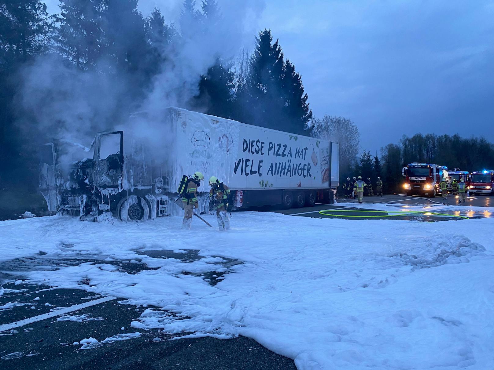 Ein mit Bananen beladener Sattelschlepper ist am Mittwoch auf der Inntalautobahn bei Langkampfen in Vollbrand geraten. Die A12 musste in Fahrtrichtung Innsbruck komplett gesperrt werden.