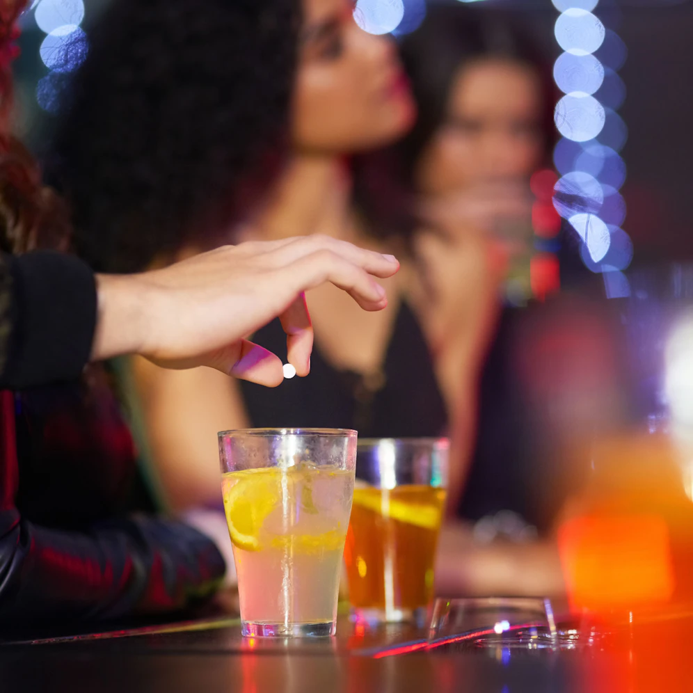 Eine 36-Jährige behauptete, Drogen ins Glas bekommen zu haben. Das stimmte nicht.