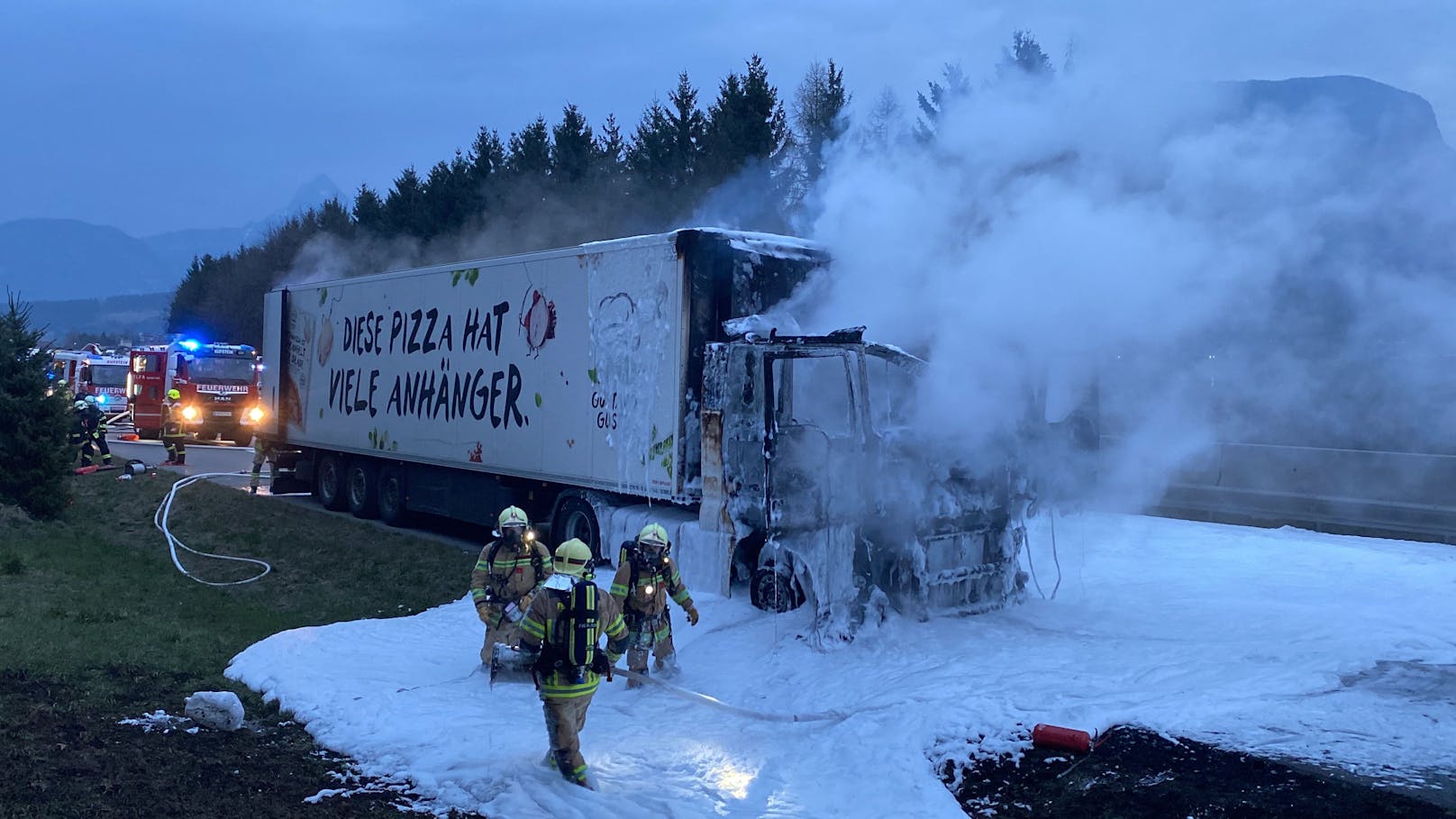 Ein mit Bananen beladener Sattelschlepper ist am Mittwoch auf der Inntalautobahn bei Langkampfen in Vollbrand geraten. Die A12 musste in Fahrtrichtung Innsbruck komplett gesperrt werden.