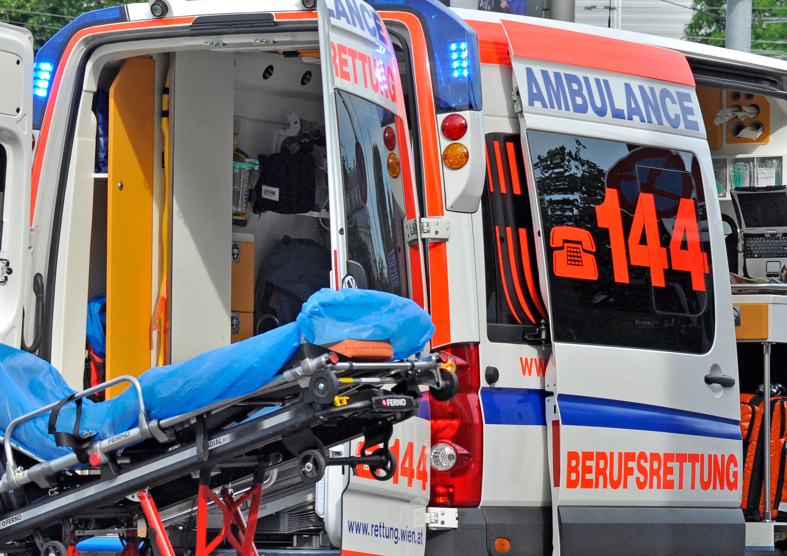 Der junge Mann wurde so schwer verletzt, dass er in ein Krankenhaus eingeliefert werden musste.