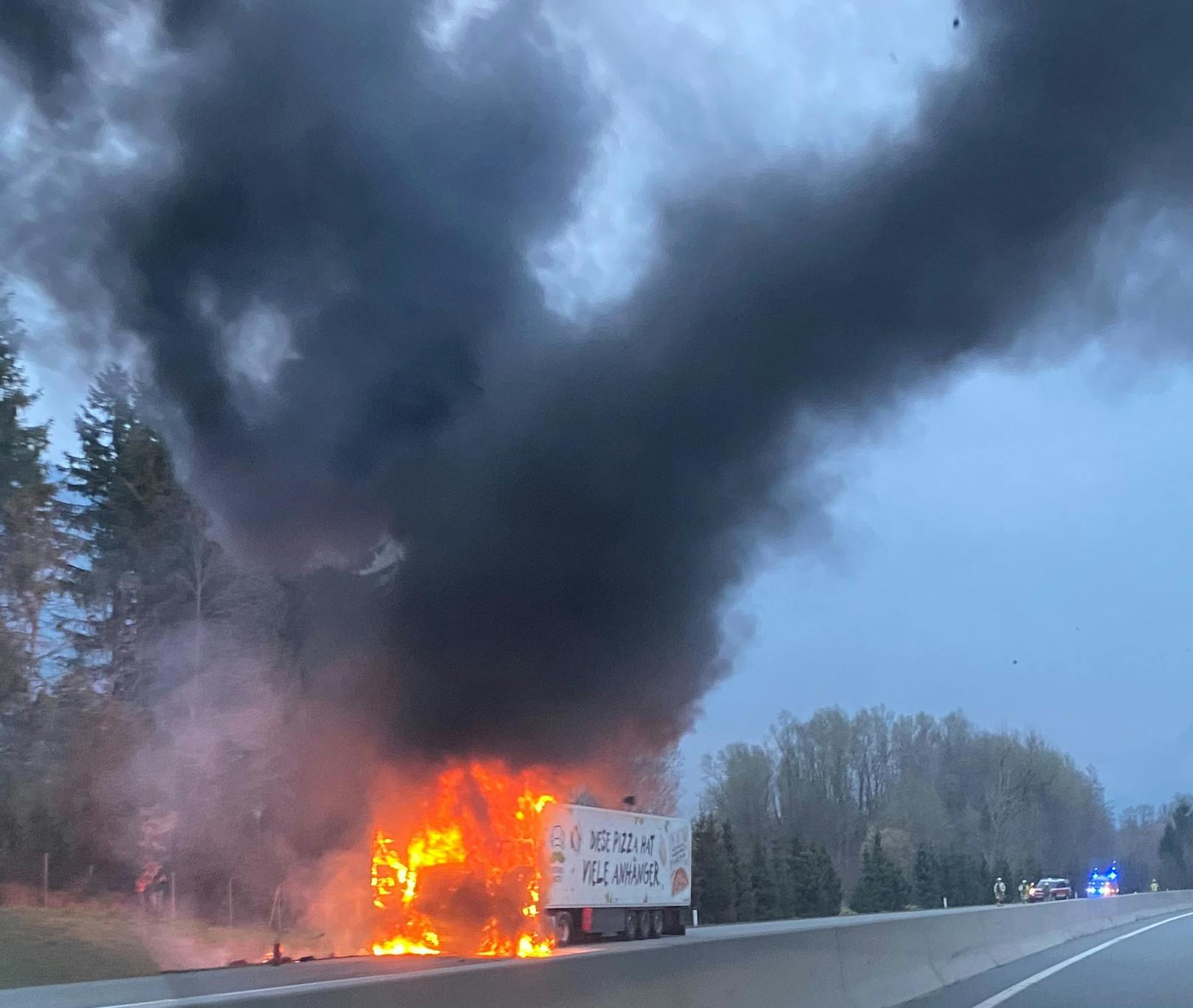 Ein mit Bananen beladener Sattelschlepper ist am Mittwoch auf der Inntalautobahn bei Langkampfen in Vollbrand geraten. Die A12 musste in Fahrtrichtung Innsbruck komplett gesperrt werden.