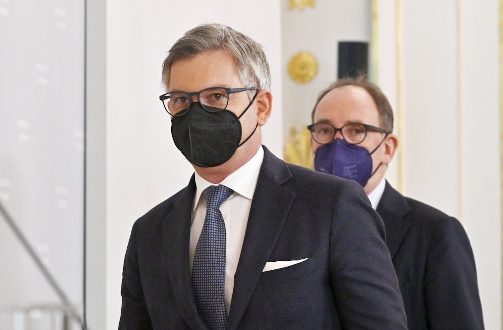 Finanzminister Magnus Brunner (ÖVP), Sozialminister Johannes Rauch (Grüne) beim Pressefoyer nach dem Ministerrat im Bundeskanzleramt am 30. März 2022.