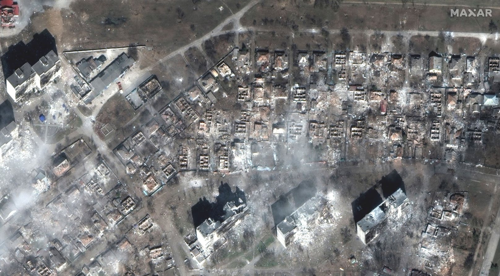Ganze Viertel liegen in Mariupol in Schutt und Asche. Diese Aufnahmen wurden am 29. März von einem Maxar-Satelliten geschossen.