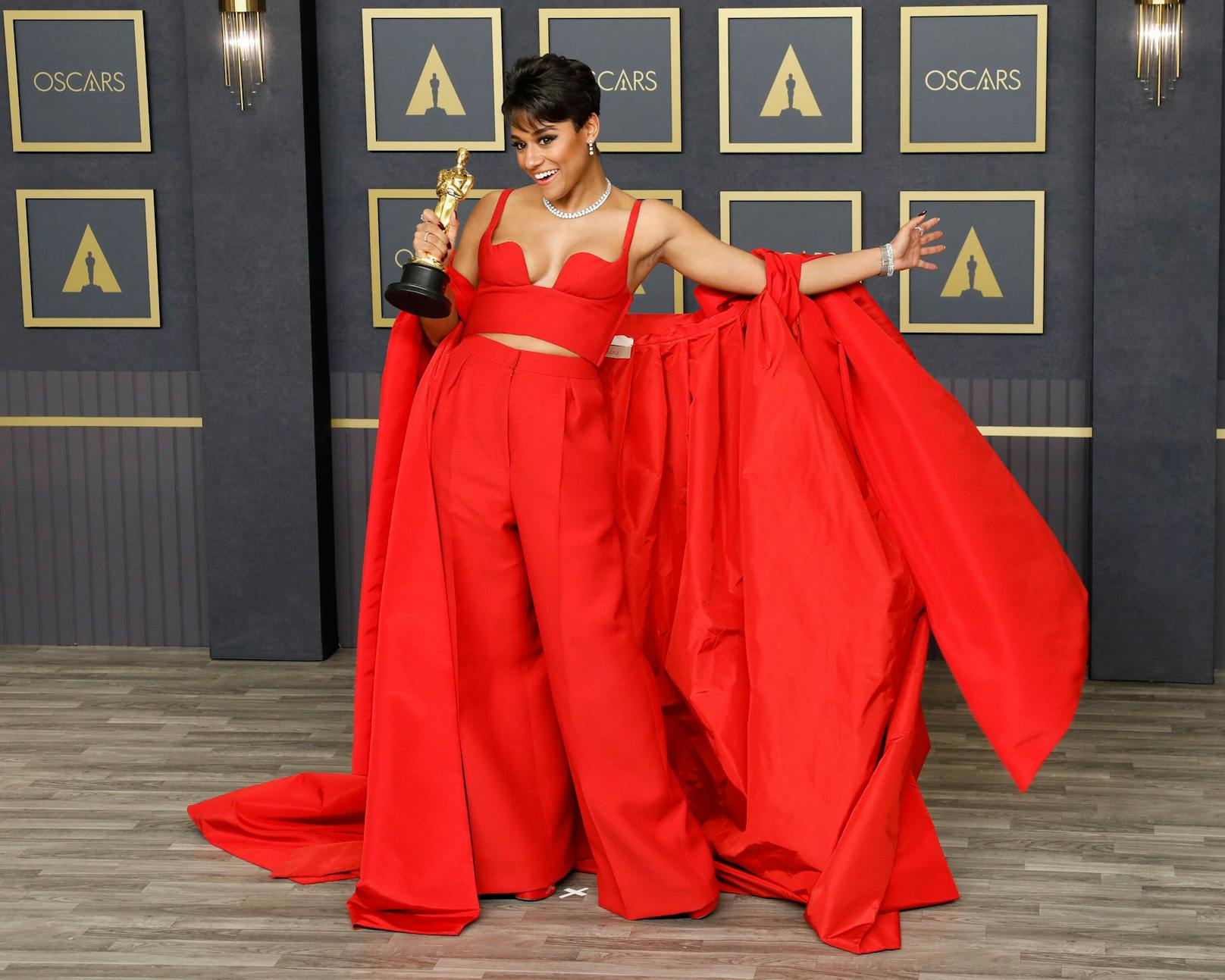Schauspielerin Ariana DeBose tauchte bei der Oscarverleihung in diesem freizügigen Kleid auf. Sie gewann einen Oscar für ihre Rolle in "West Side Story".