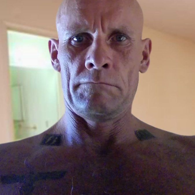 Sympathischer Zeitgenosse: Dmitri Walerjewitsch Utkin mit seinen Nazi-Peckerln.