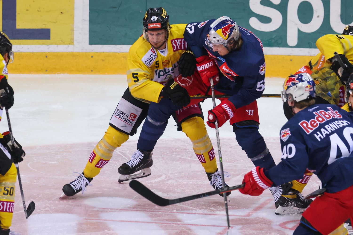 Salzburg-Spieler Paul Huber setzt sich gegen Dominic Hackl durch. 