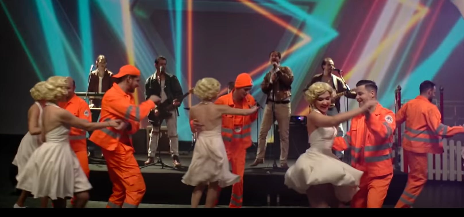 Voller Körpereinsatz auf der Bühne. Die Wanda-Tänzer sind im Video im MA48-orange zu sehen.