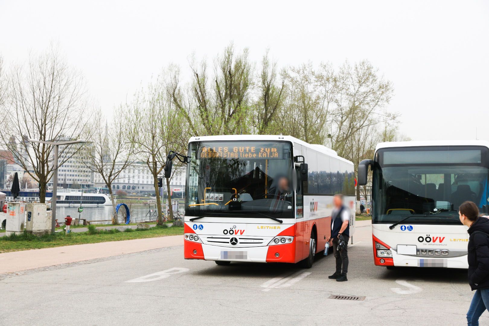 Ein Buslenker wünscht seiner Tochter via Anzeigetafel Alles Gute zum Geburtstag.