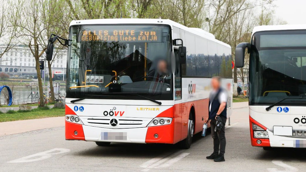 Ein Buslenker wünscht seiner Tochter via Anzeigetafel Alles Gute zum Geburtstag.