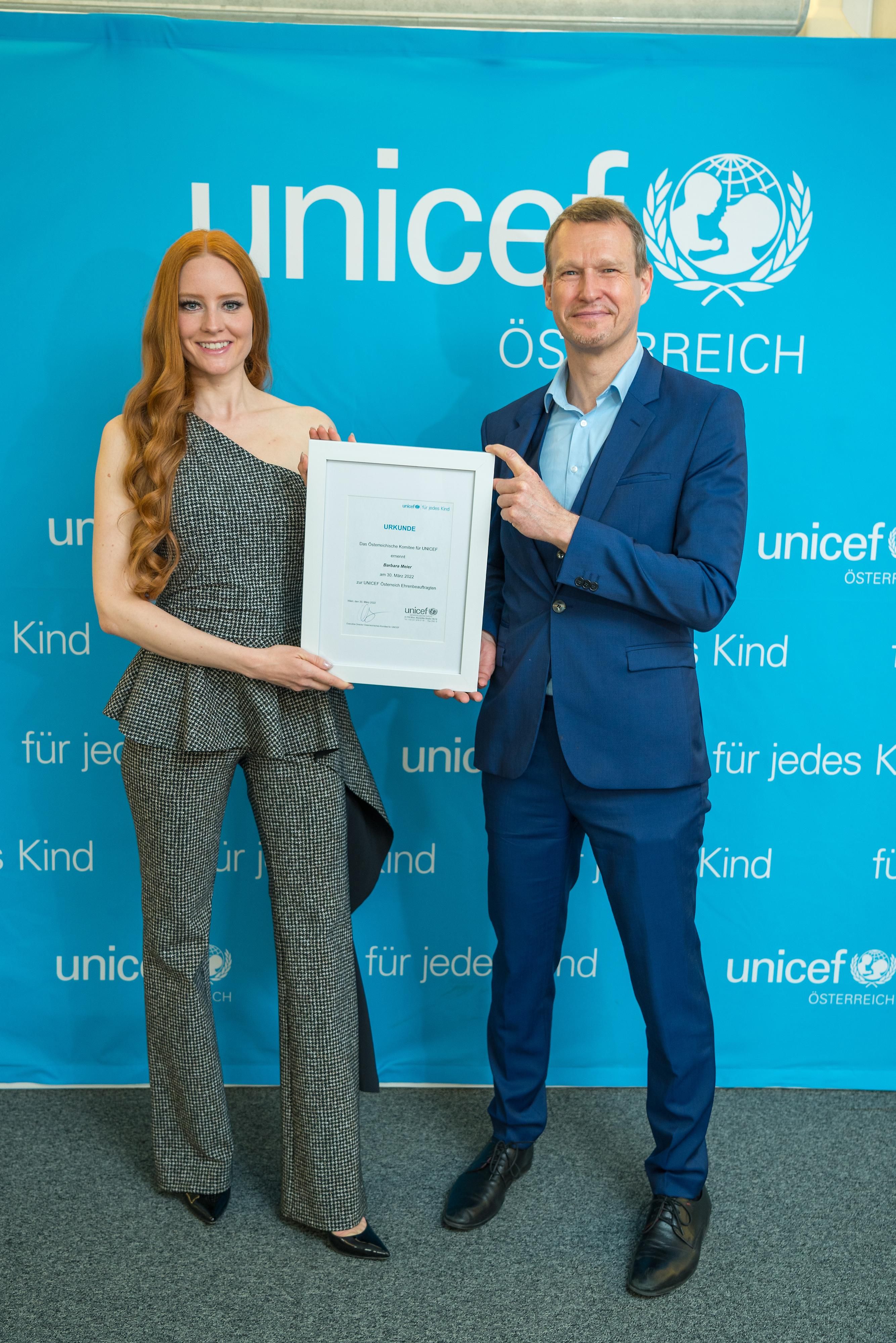 Barbara Meier mit dem Geschäftsführer von UNICEF Österreich, Christoph Jünger.
