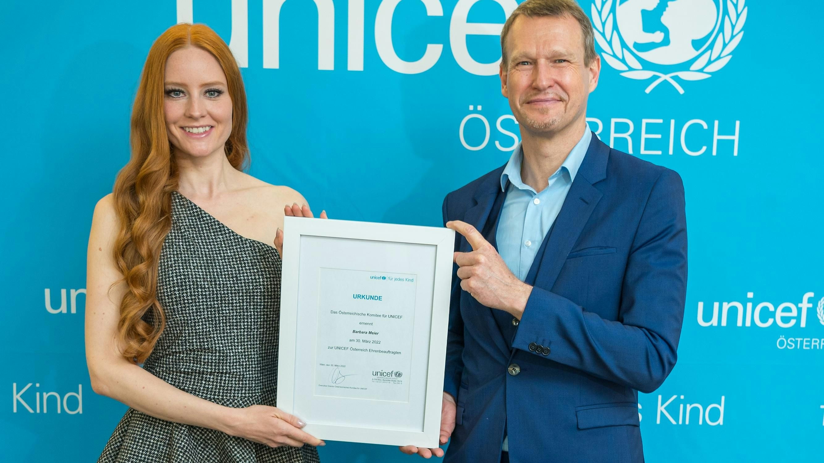 Barbara Meier mit dem Geschäftsführer von UNICEF Österreich, Christoph Jünger.