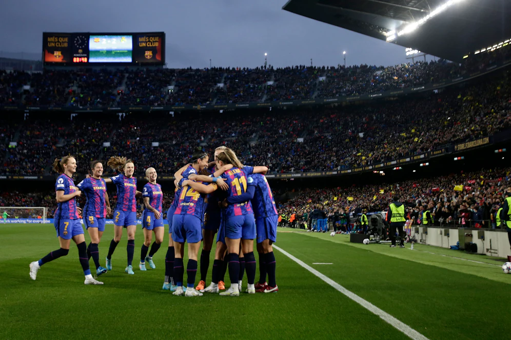 Barcelonas Spielerinnen schlugen Real Madrid vor einer Rekordkulisse. 