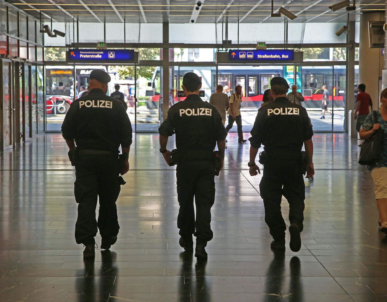 Beamte am Weg in den Wiener Prater – die Polizei ermittelt wegen eines Teenie-Raubes.