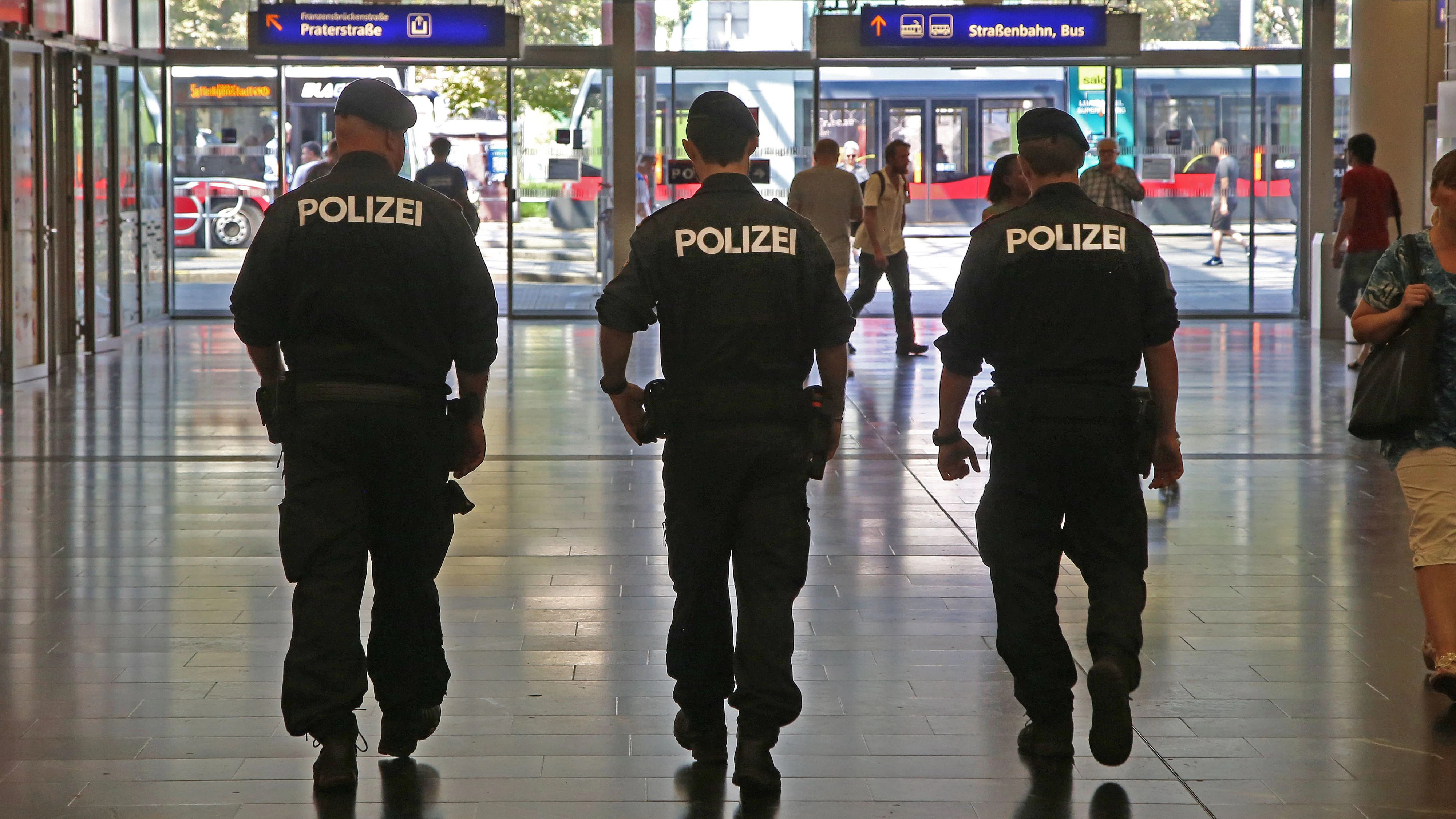 Beamte am Weg in den Wiener Prater – die Polizei ermittelt wegen eines Teenie-Raubes.