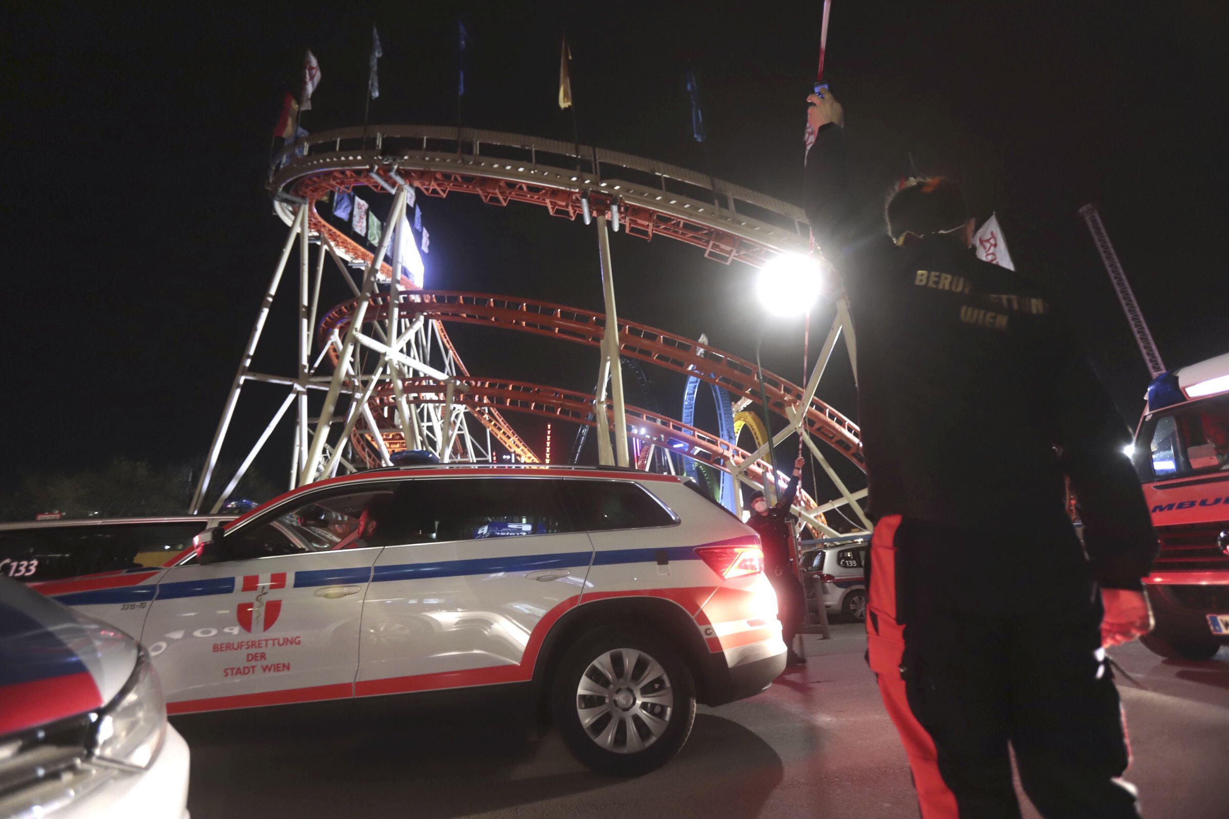 Eine 31-jährige Fahrgeschäft-Mitarbeiterin ist am Dienstagabend bei einem Unfall im Wiener Prater ums Leben gekommen.