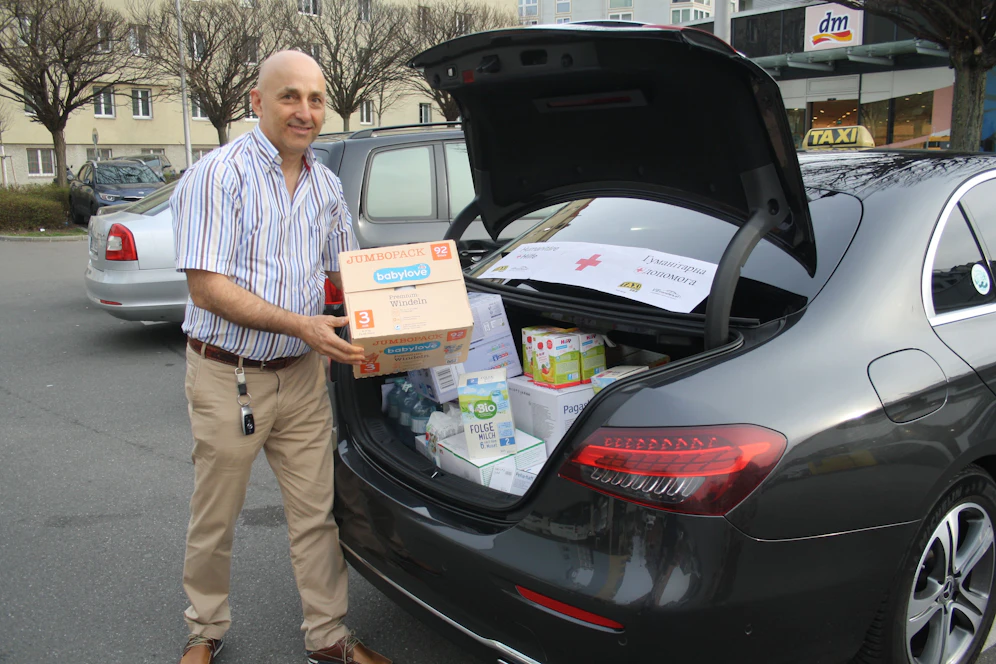 Taxi-Unternehmer Filip Filipov ist unterwegs in die Slowakei. An der Grenze wird er Geflüchtete mit Sachspenden versorgen und Menschen aus dem Kriegsgebiet mitnehmen.