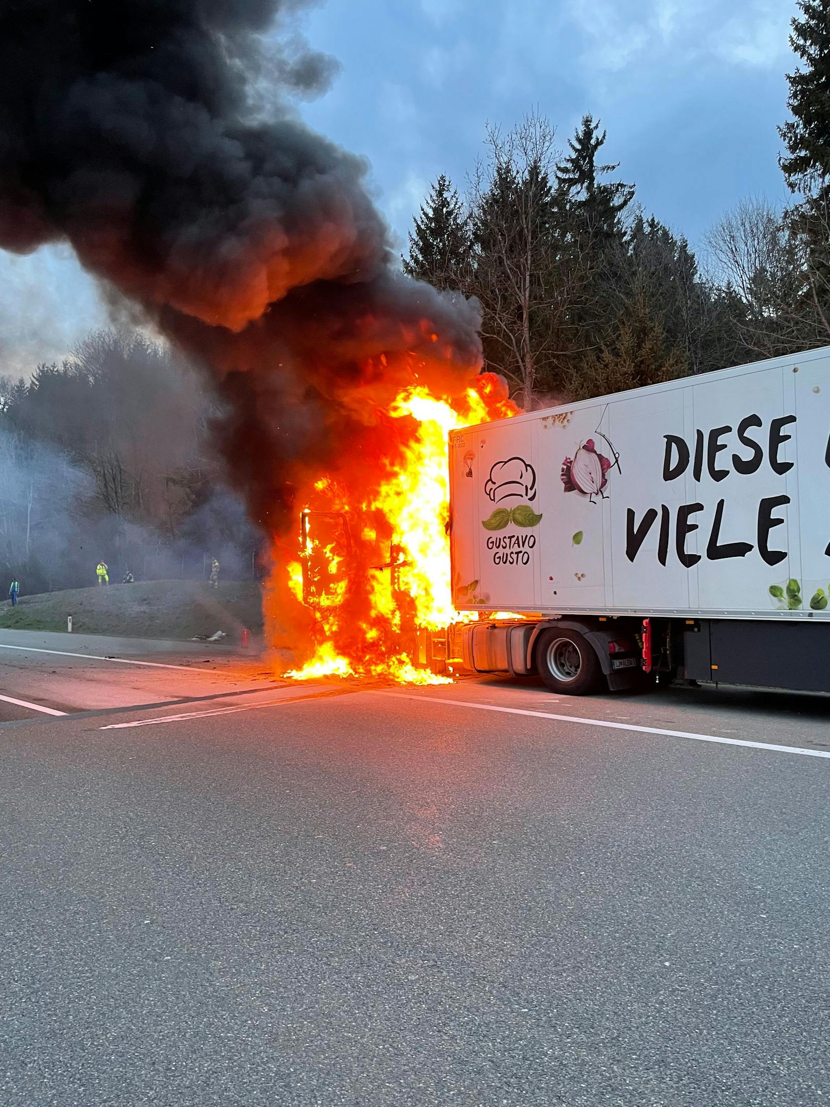 Ein mit Bananen beladener Sattelschlepper ist am Mittwoch auf der Inntalautobahn bei Langkampfen in Vollbrand geraten. Die A12 musste in Fahrtrichtung Innsbruck komplett gesperrt werden.