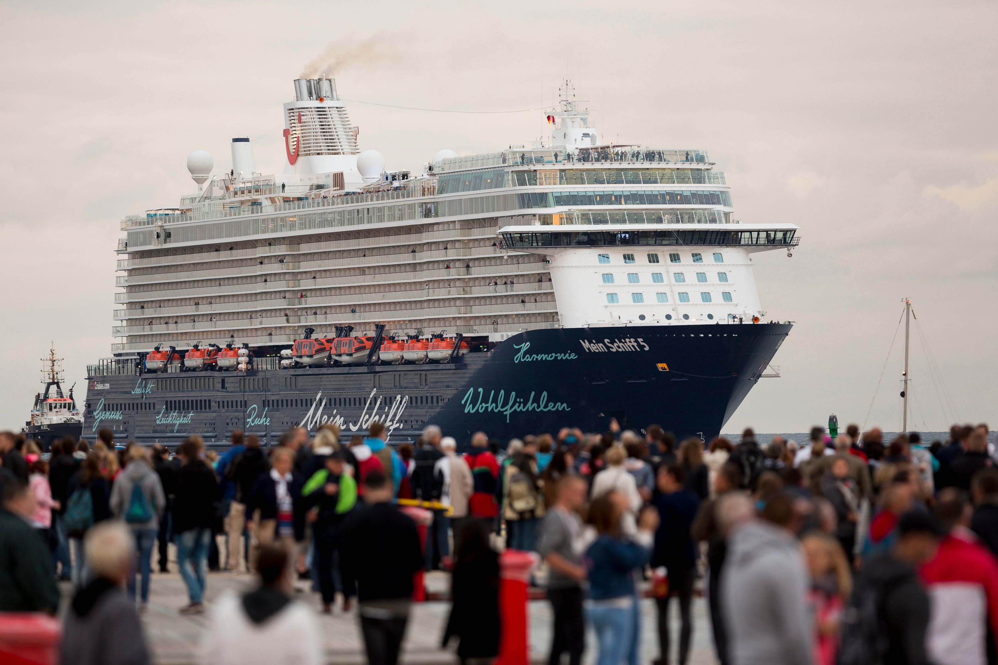 Download von www.picturedesk.com am 30.03.2022 (14:48).  15.07.2016, Travemuende, GER, Taufzeremonie der Mein Schiff 5, im Bild Die "Mein Schiff 5" beim Einlaufen nach Travemuende // Naming ceremony of the new TUI Mein Schiff 5 in Travemuende, Germany on 2016/07/15. EXPA Pictures © 2016, PhotoCredit: EXPA/ Eibner-Pressefoto/ KOENIG *****ATTENTION - OUT of GER***** - 20160716_PD3322 - Rechteinfo: Rights Managed (RM)