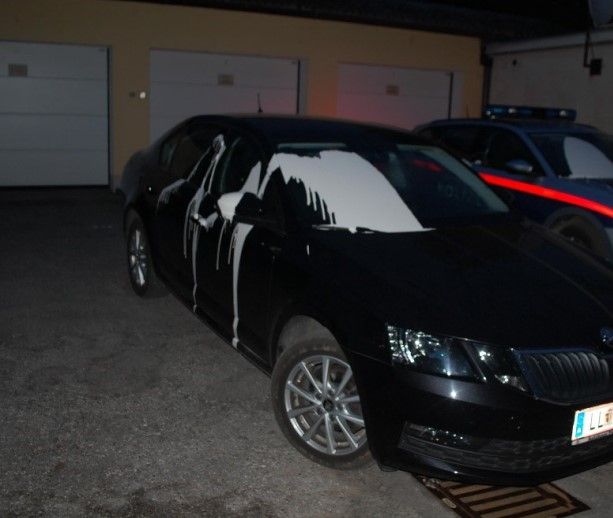 Beschädigt wurde auch das Privatfahrzeug eines Beamten.