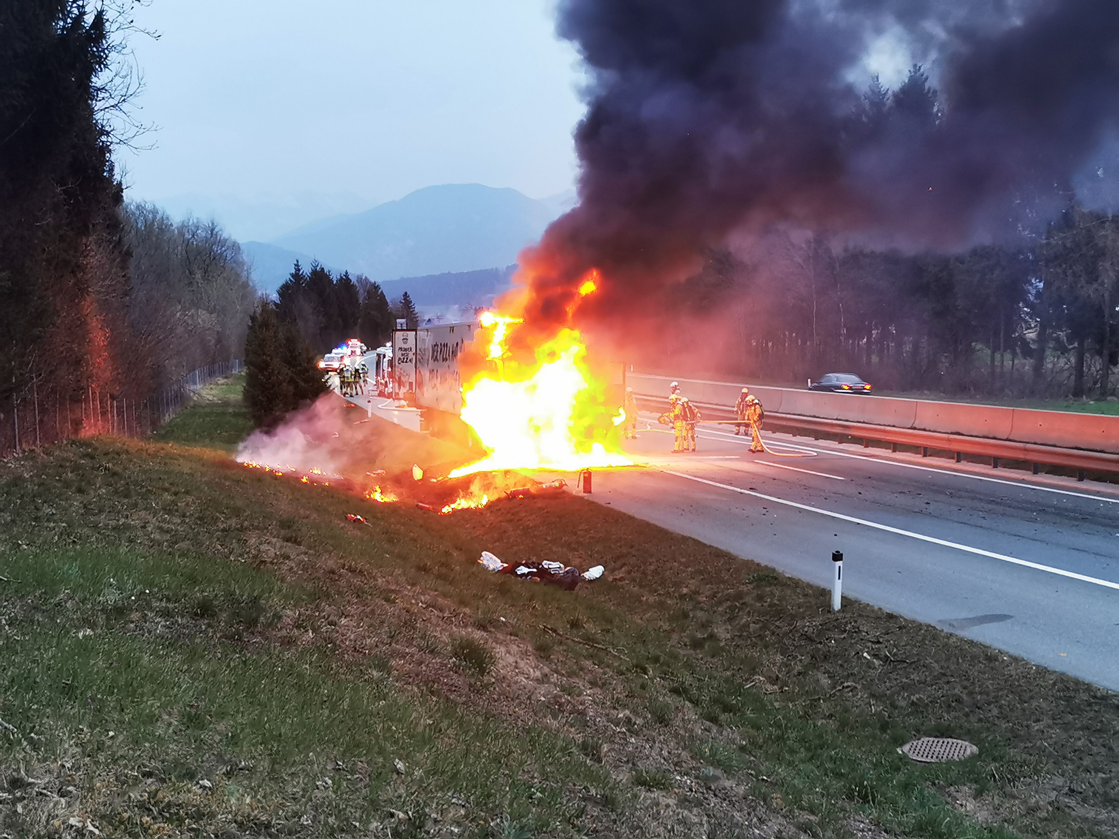 Der Lkw geriet in Vollbrand.