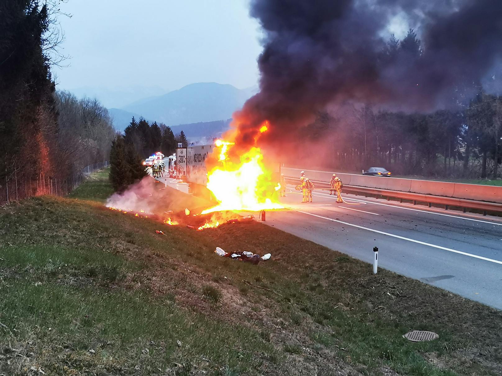 Ein mit Bananen beladener Sattelschlepper ist am Mittwoch auf der Inntalautobahn bei Langkampfen in Vollbrand geraten. Die A12 musste in Fahrtrichtung Innsbruck komplett gesperrt werden.