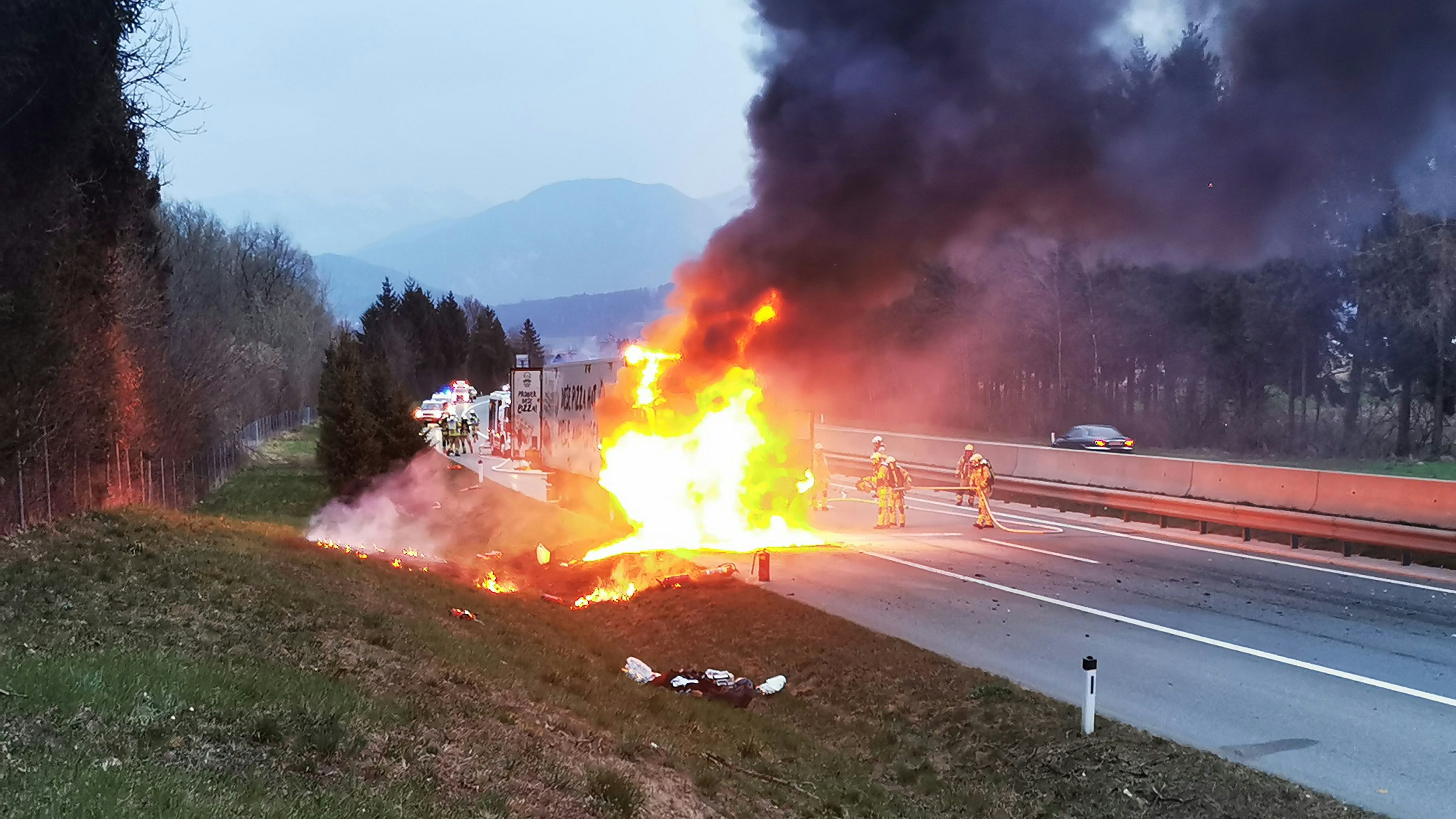 Lkw Brand auf der Inntalautobahn bei Langkampfen